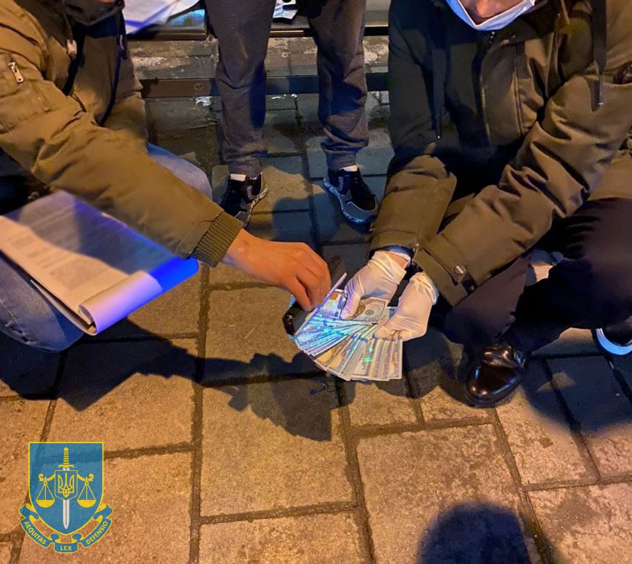 На зупинці громадського транспорту у Львові відбулося гучне затримання