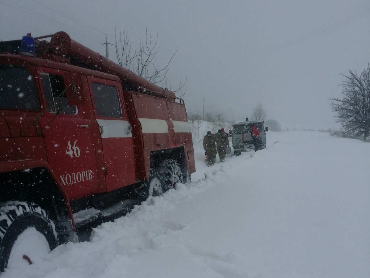 Через замети на Стрийщині рятувальники несли хвору на ношах 1,5 кілометри. Фото: ГУ ДСНС Львівщини