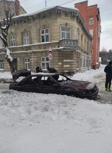 На Некрасова до тла згорів автомобіль. Фото: Варта1