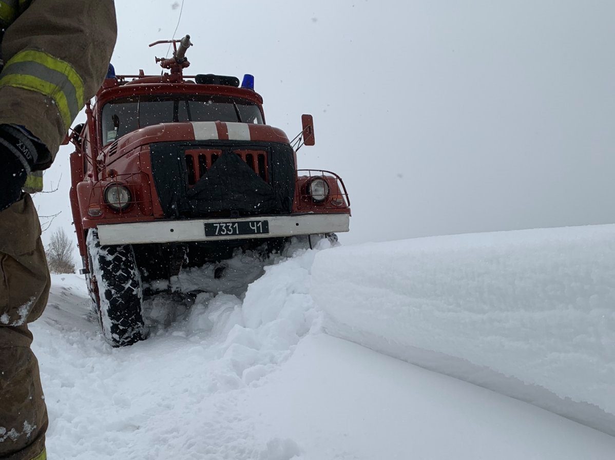 Через замети на Стрийщині рятувальники несли хвору на ношах 1,5 кілометри. Фото: ГУ ДСНС Львівщини