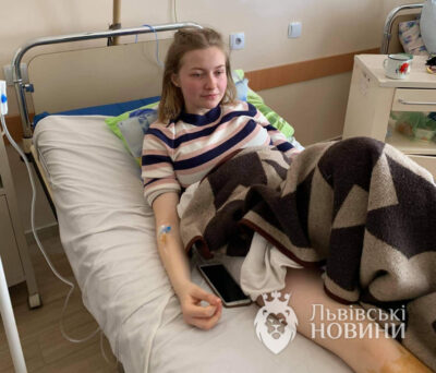 В центрі Львова на студентку впали брили льоду. Фото: Львівські новини