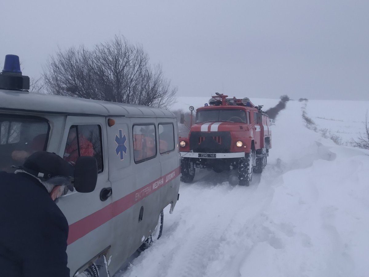На Самбірщині лікар добирався на виклик пожежним автомобілем. Фото: ГУ ДСНС