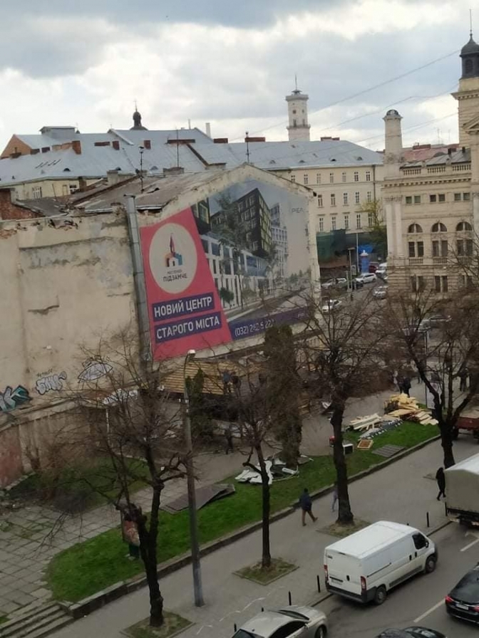 У центрі Львова демонтували популярний хоспер-паб &laquo;Когут&raquo;