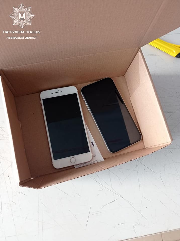 Патрульні вистежили викрадений у дитини телефон і повернули власниці. Фото поліції