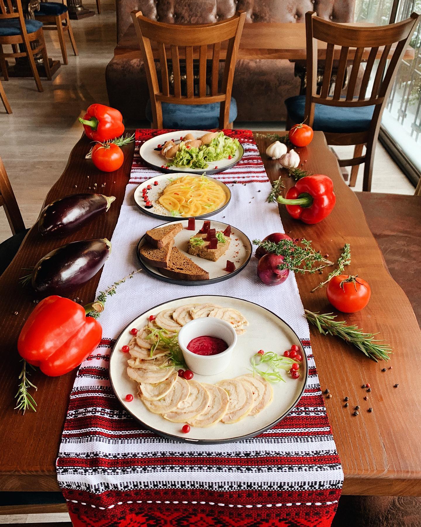 На Винниченка відкрили новий ресторан української кухні. Фото: Борщ та риба/Facebook