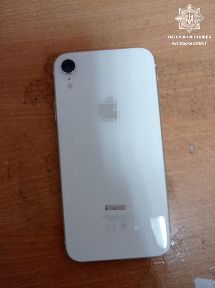 Патрульні вистежили викрадений у дитини телефон і повернули власниці. Фото поліції
