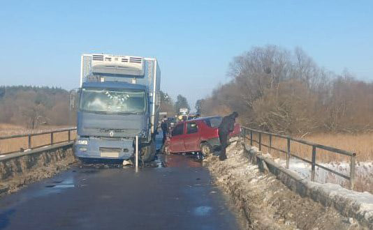 Біля Львова вантажівка розчавила автомобіль. Фото поліції