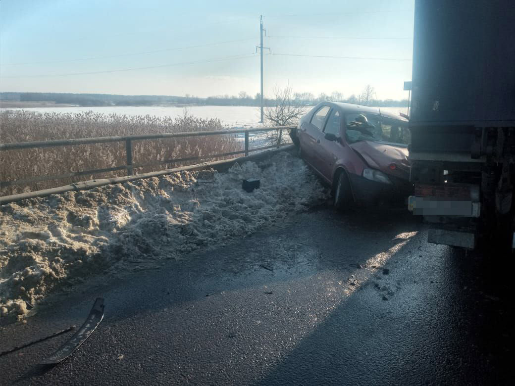 Біля Львова вантажівка розчавила автомобіль. Фото поліції