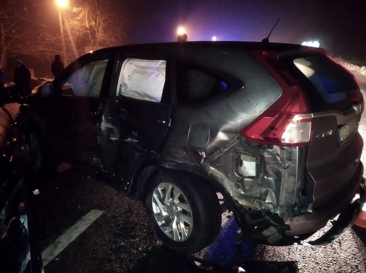 В потрійній аварії біля Львова постраждали троє людей. Фото поліції