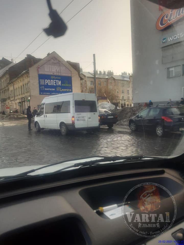 На Городоцьку з'їхалась поліція. Фото: Варта1