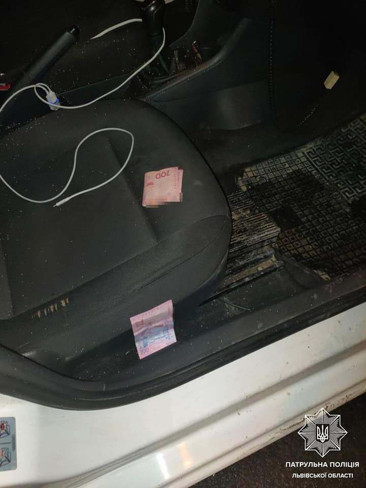 У Львові водії маршруток спробували підкупити поліцейських. Фото поліції
