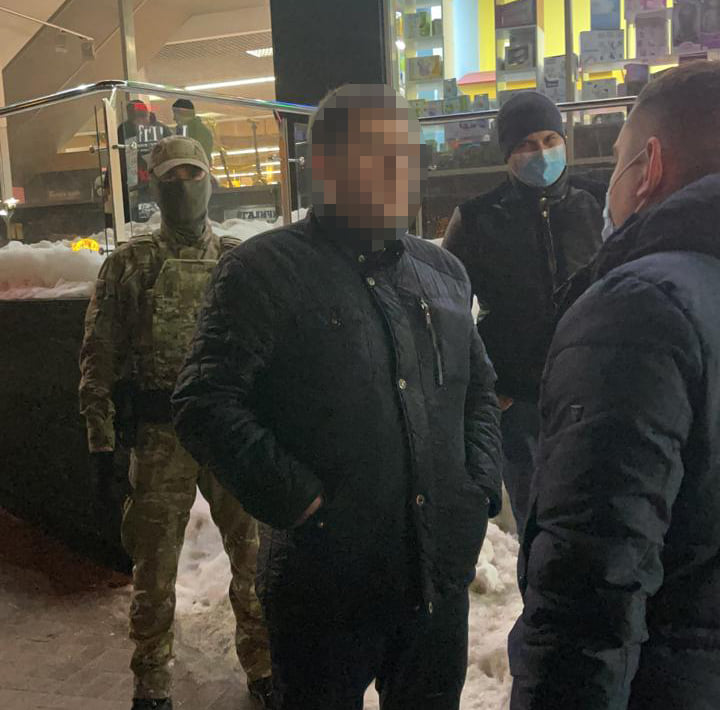 З'явилися фото затримання львівського чиновника з хабарем. Фото поліції