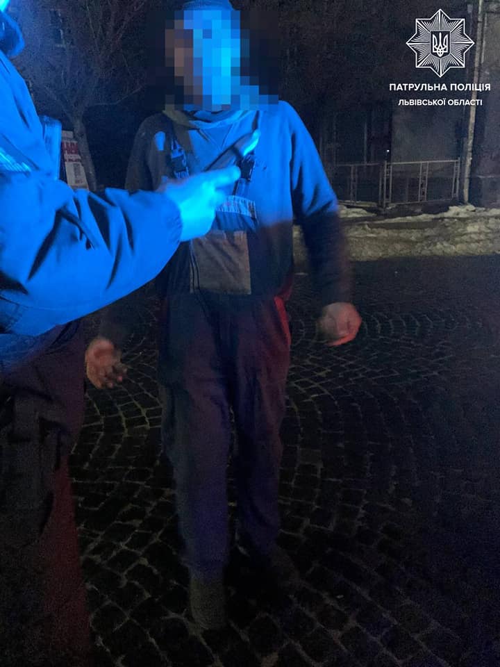 На одній із львівських площ упіймали п’яного тракториста. Фото поліції