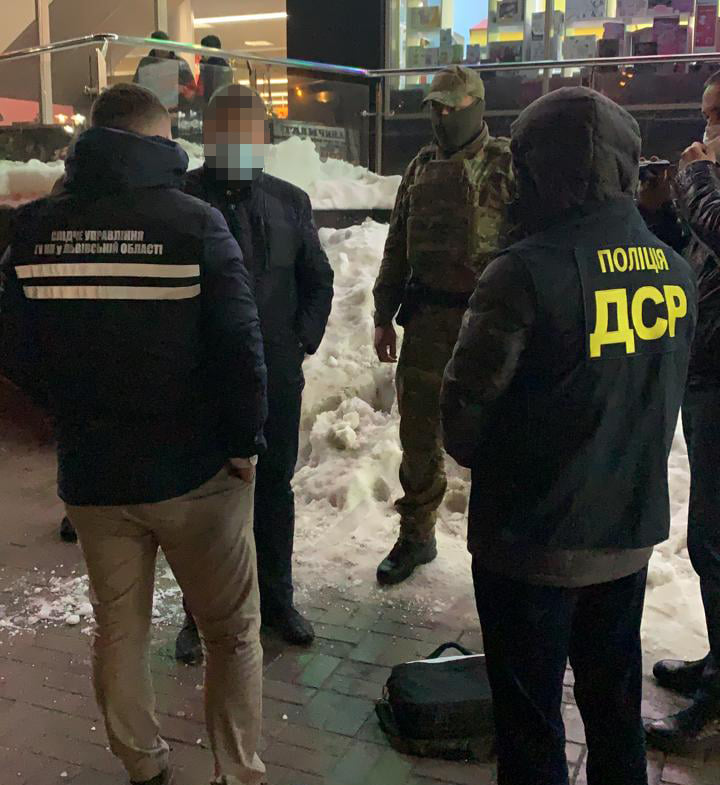 З'явилися фото затримання львівського чиновника з хабарем. Фото поліції