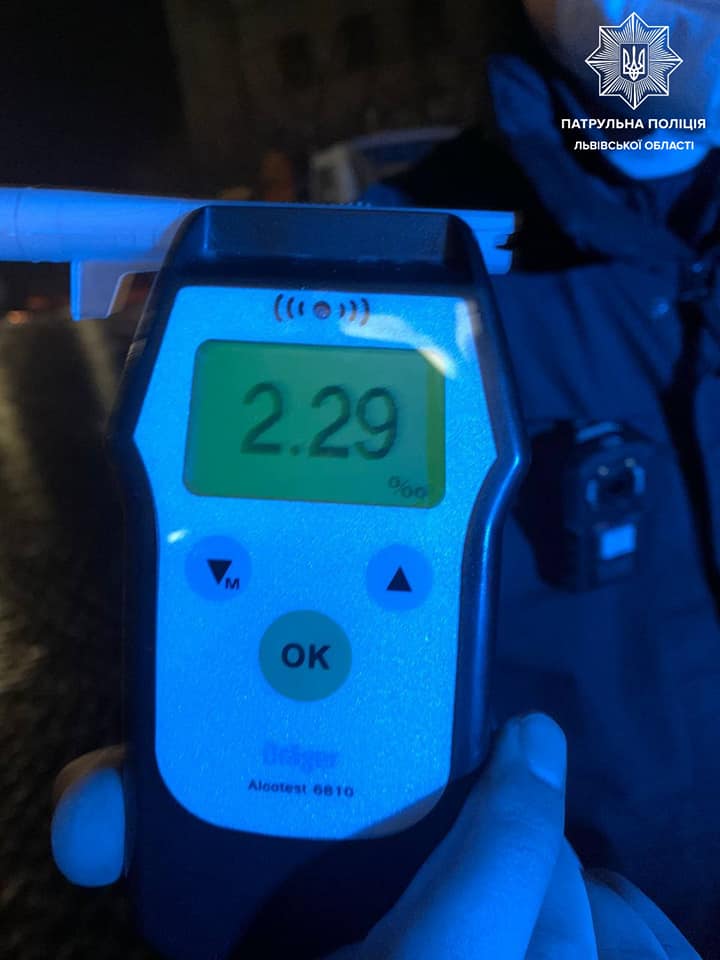 На одній із львівських площ упіймали п’яного тракториста. Фото поліції