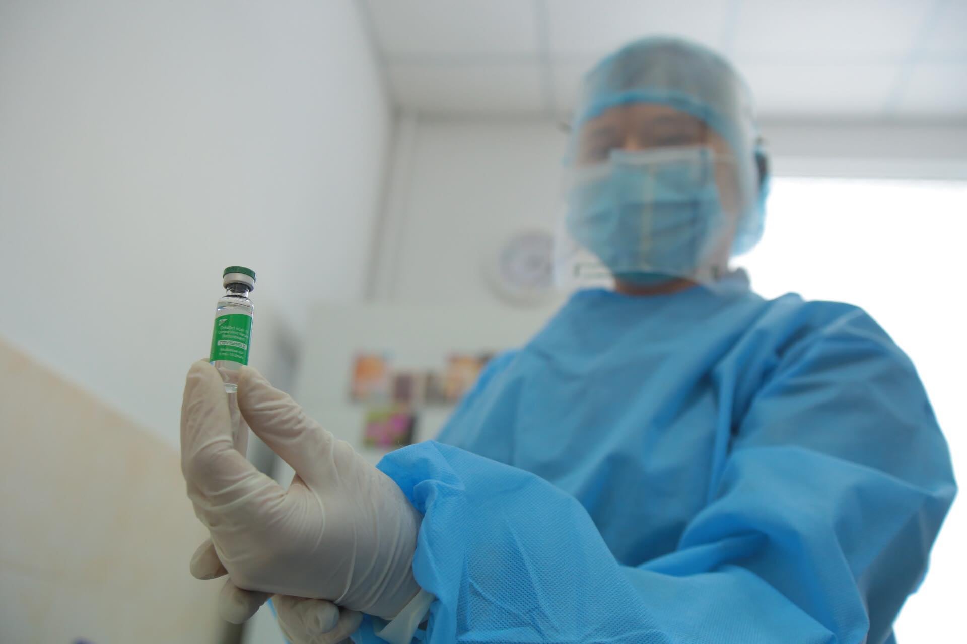 У Львові першими вакцинували двох лікарів. Фото: Максим Козицький