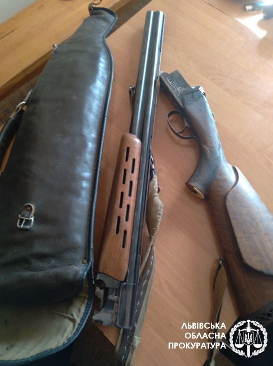 На Львівщині чоловік розстріляв сусідських ротвейлера і алабая. Фото прокуратури