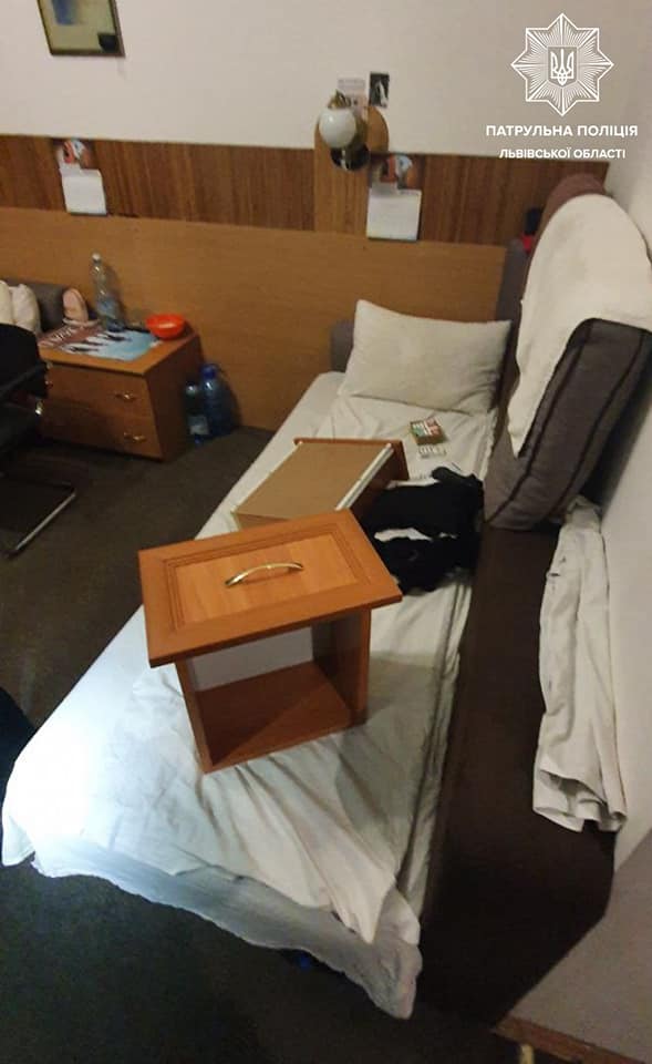З львівського готелю чоловік викрав тумбочку, столик та холодильник. Фото поліції