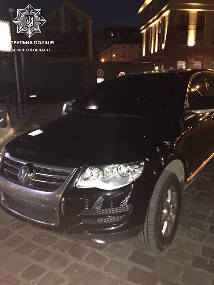 В центрі Львова водій зніс огорожу і поїхав далі. Фото поліції