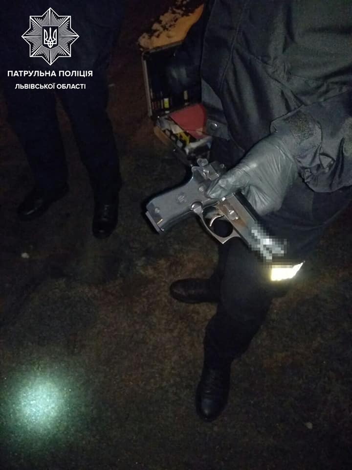 На Виговського п’яний львів’янин прострелив ногу своїй знайомій. Фото поліції