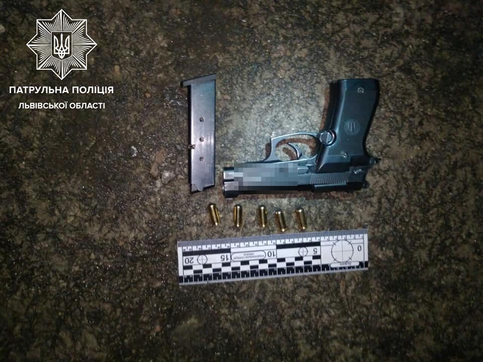 На Виговського п’яний львів’янин прострелив ногу своїй знайомій. Фото поліції