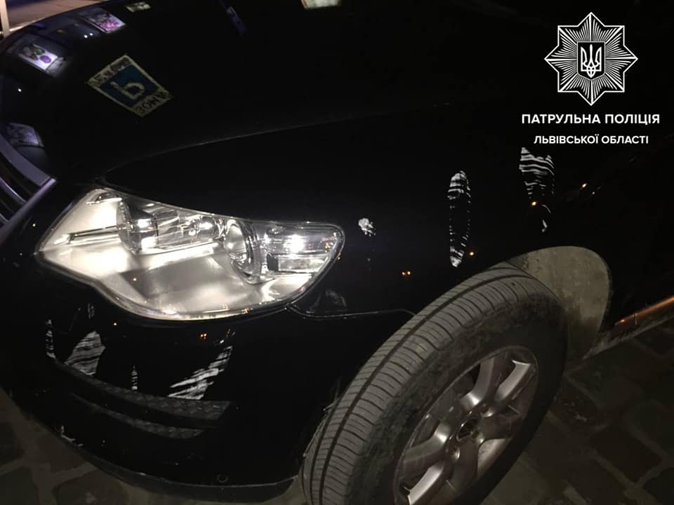 В центрі Львова водій зніс огорожу і поїхав далі. Фото поліції