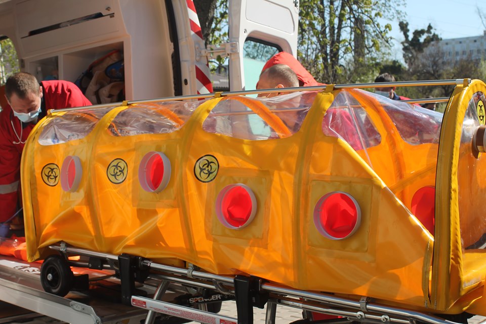 Капсулу для транспортування хворих на COVID-19. Фото: Укрінформ