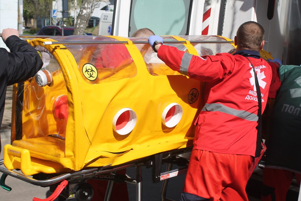 Капсулу для транспортування хворих на COVID-19. Фото: Укрінформ