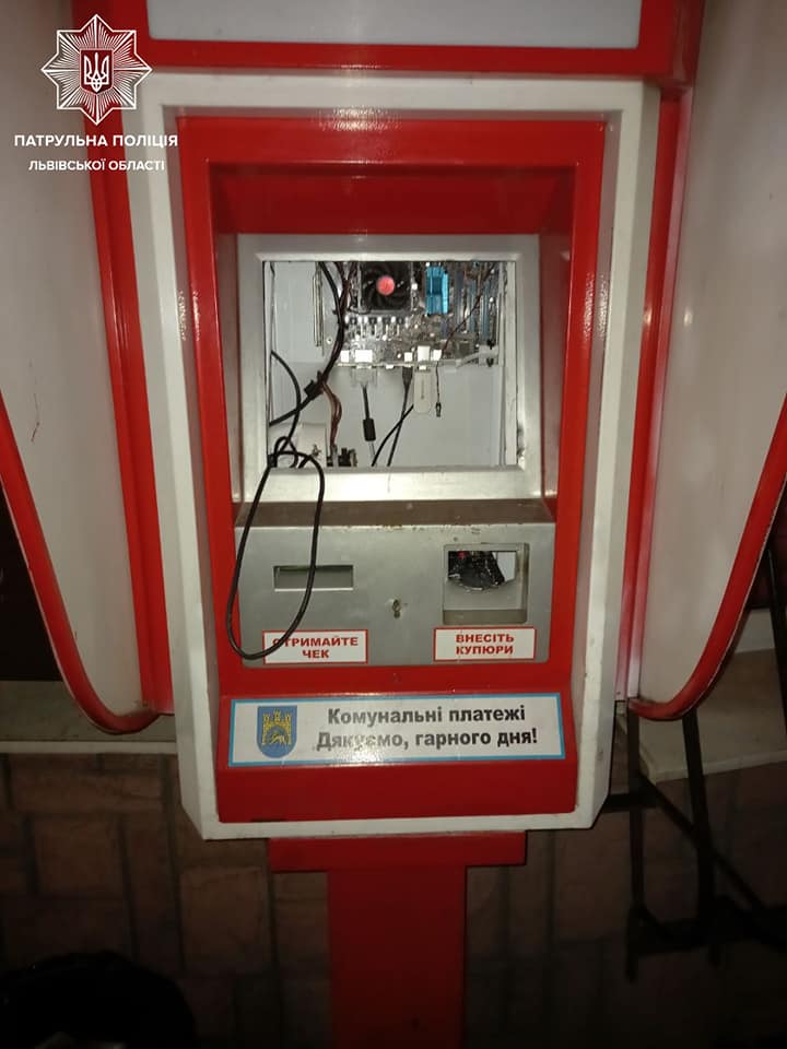 Львів'янин розтрощив термінал і сховався в кущах. Фото поліції