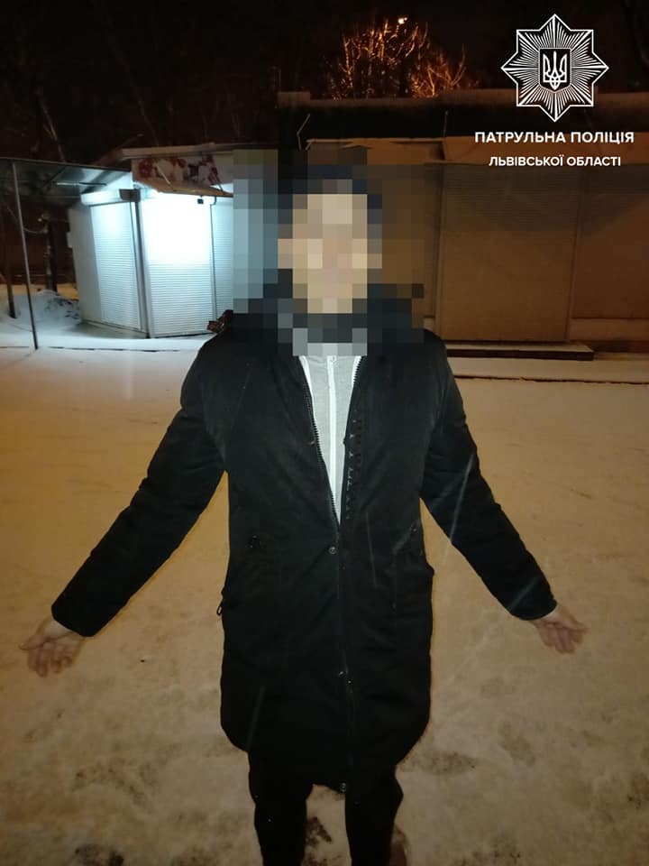 Львів'янин розтрощив термінал і сховався в кущах. Фото поліції