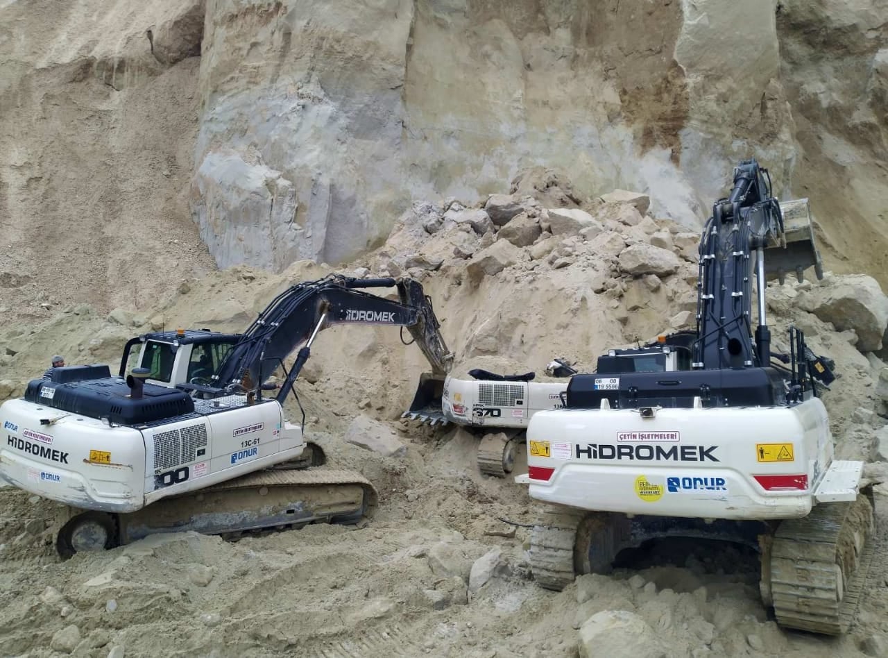 Внаслідок обвалу у кар’єрі загинув водій екскаватора. Фото: ГУ ДСНС