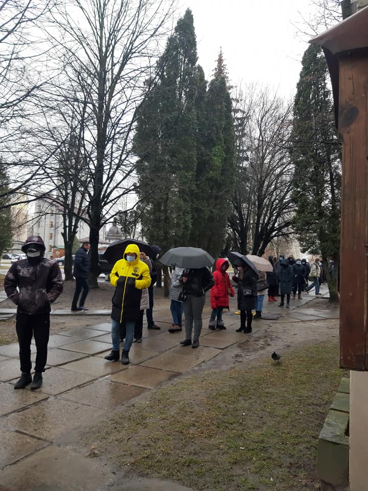 Біля поліклініки на Симоненка помітили довжелезну чергу. Фото: Yuliya Lyashchuk