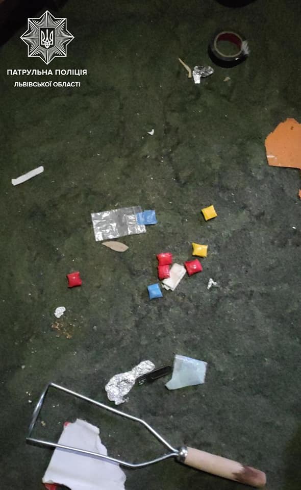 Львівські копи затримали наркоторговця, який перебуває в розшуку за крадіжку. Фото поліції