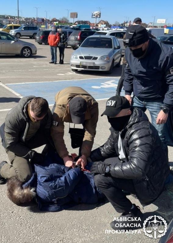 На парковці біля &laquo;Епіцентру&raquo; у Львові затримали чиновника. Фото прокуратури