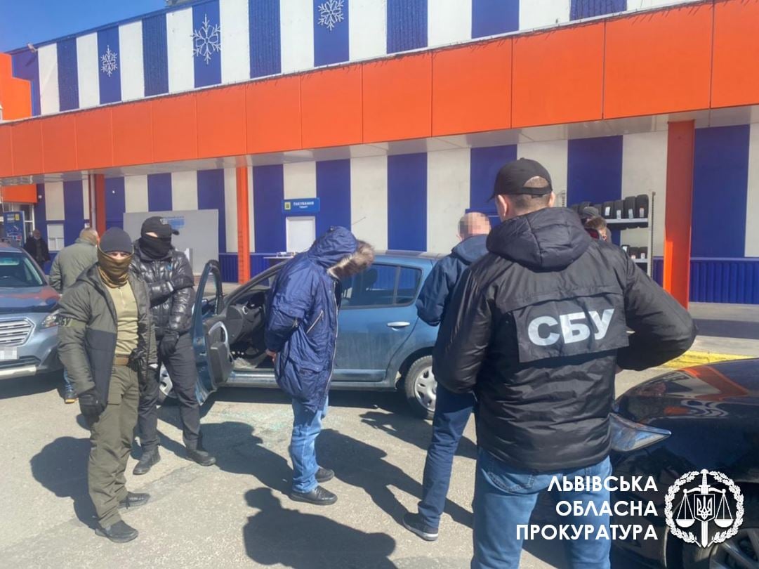 На парковці біля &laquo;Епіцентру&raquo; у Львові затримали чиновника. Фото прокуратури