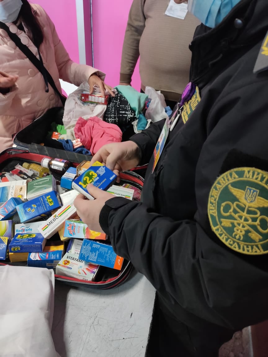 В аеропорту «Львів» в туристів вилучили 1 500 наркотичних таблеток від застуди. Фото: Галицька митниця