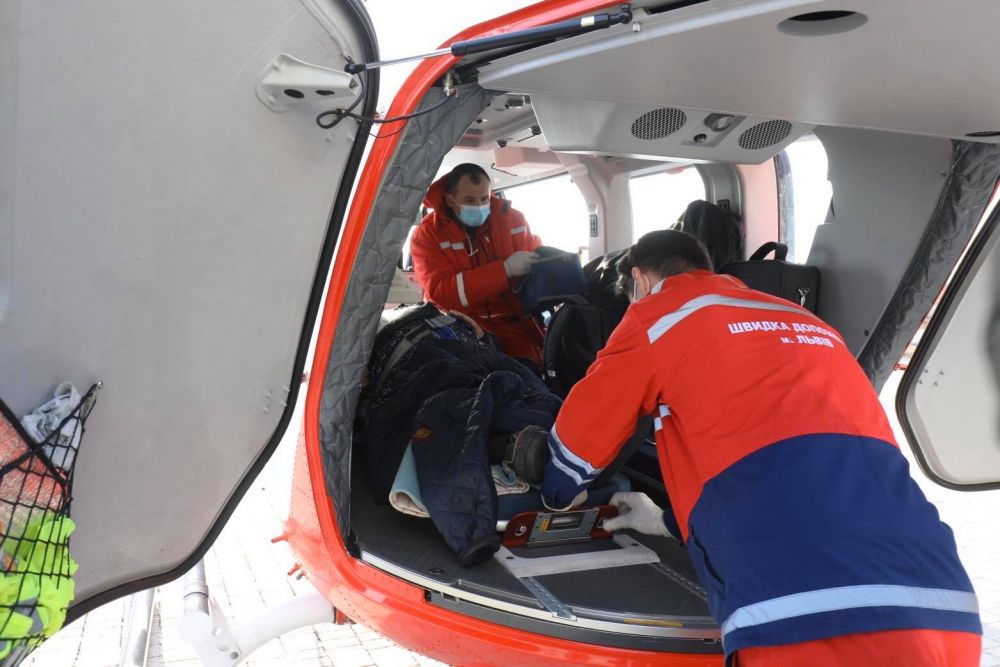 Пацієнтку з Турки доправили до львівської лікарні гелікоптером. Фото: Львівська міська рада