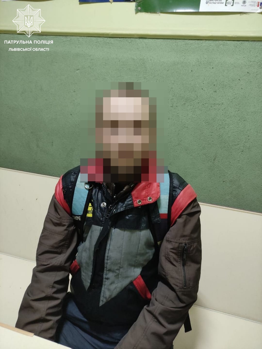 Львівські патрульні затримала чоловіка, який переховувався від суду. Фото поліції