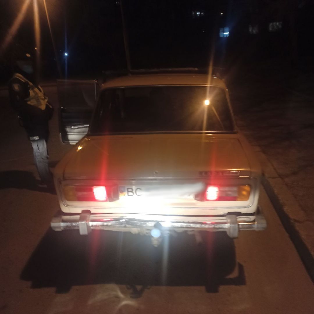 П’яний водій замість документів показав львівським патрульним ковбасу. Фото: Pitbull Lviv