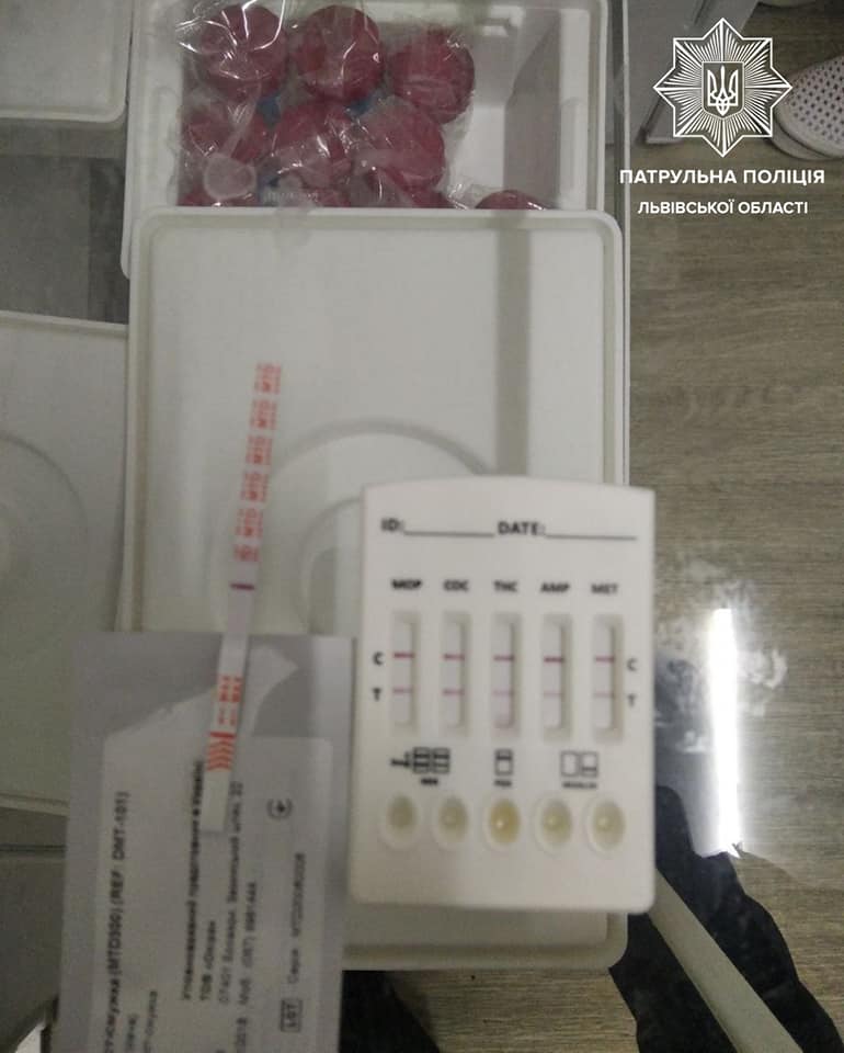 Водій львівської маршрутки затримав керманича під наркотиками. Фото поліції