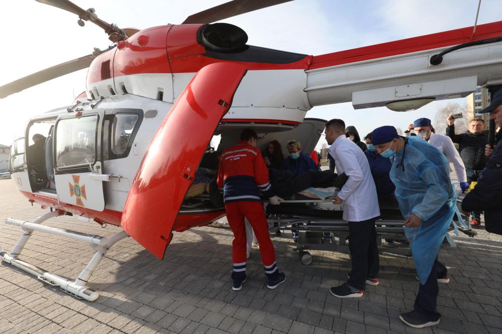 Пацієнтку з Турки доправили до львівської лікарні гелікоптером. Фото: Львівська міська рада