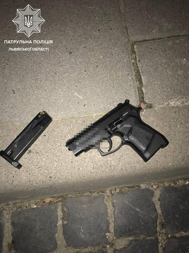 У центрі міста львів'янин несподівано дістав пістолет і почав стріляти. Фото поліції
