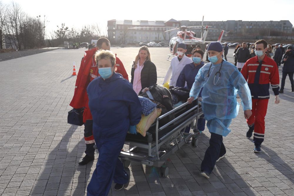 Пацієнтку з Турки доправили до львівської лікарні гелікоптером. Фото: Львівська міська рада