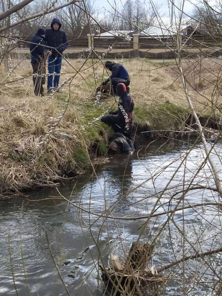 З річки Шкло витягли труп. Фото: Центральна рятувально-водолазна служба