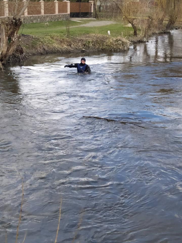 З річки Шкло витягли труп. Фото: Центральна рятувально-водолазна служба