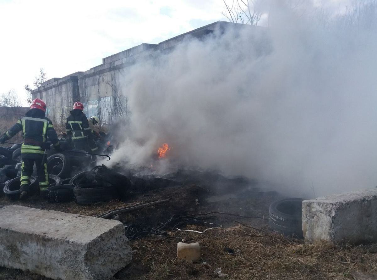 Над Львовом помітили густий чорний дим. Фото: ГУ ДСНС