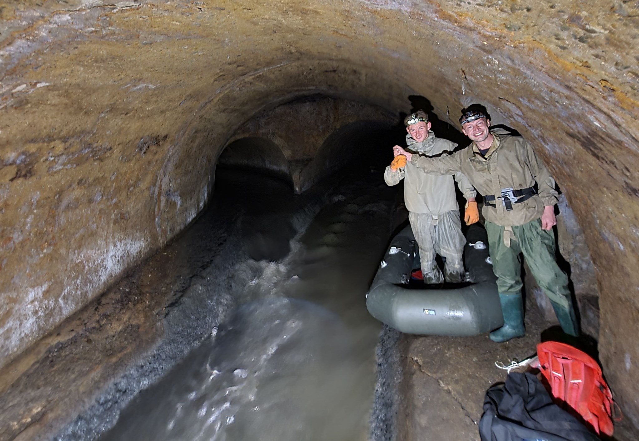 Львівські диґери пропливли 8 кілометрів підземною Полтвою на надувному човні. Фото: Андрій Риштун