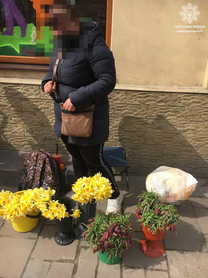 Серед вулиці у Львові жінка продавала червонокнижні чорні тюльпани. Фото поліції