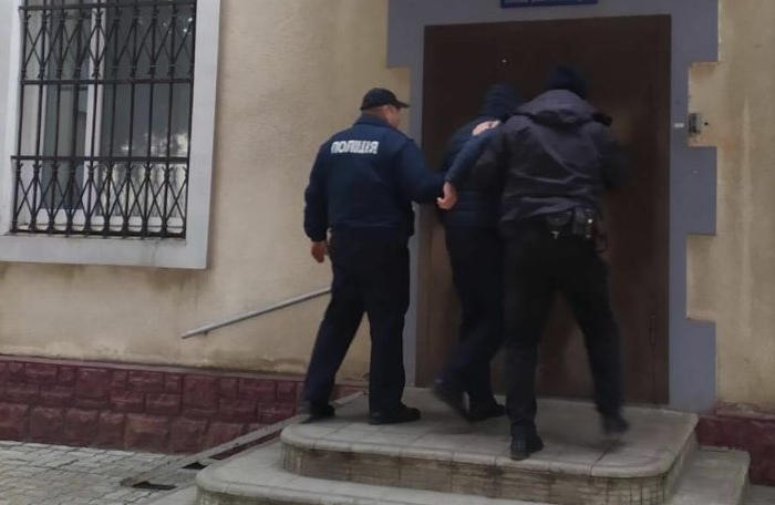 Ножем у груди: у Стрию 52-річний чоловік намагався зарізати власного сина фото 1