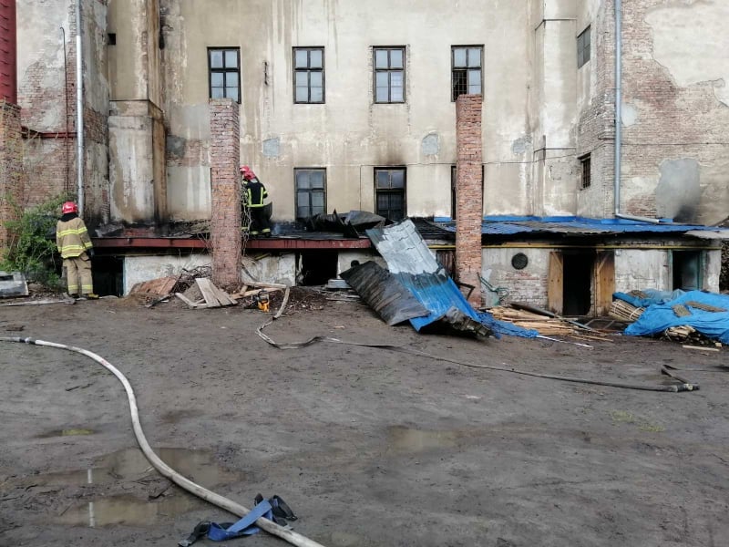 Пів сотні рятувальників гасили пожежу у львівському музеї. Фото: ГУ ДСНС